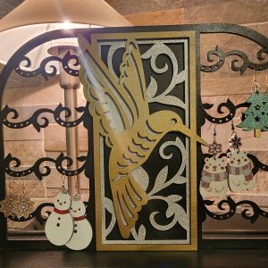 Présentoir à Boucles d’Oreilles Colibri 🐦‍⬛ – Décoration Multicouche en Bois Découpé Laser