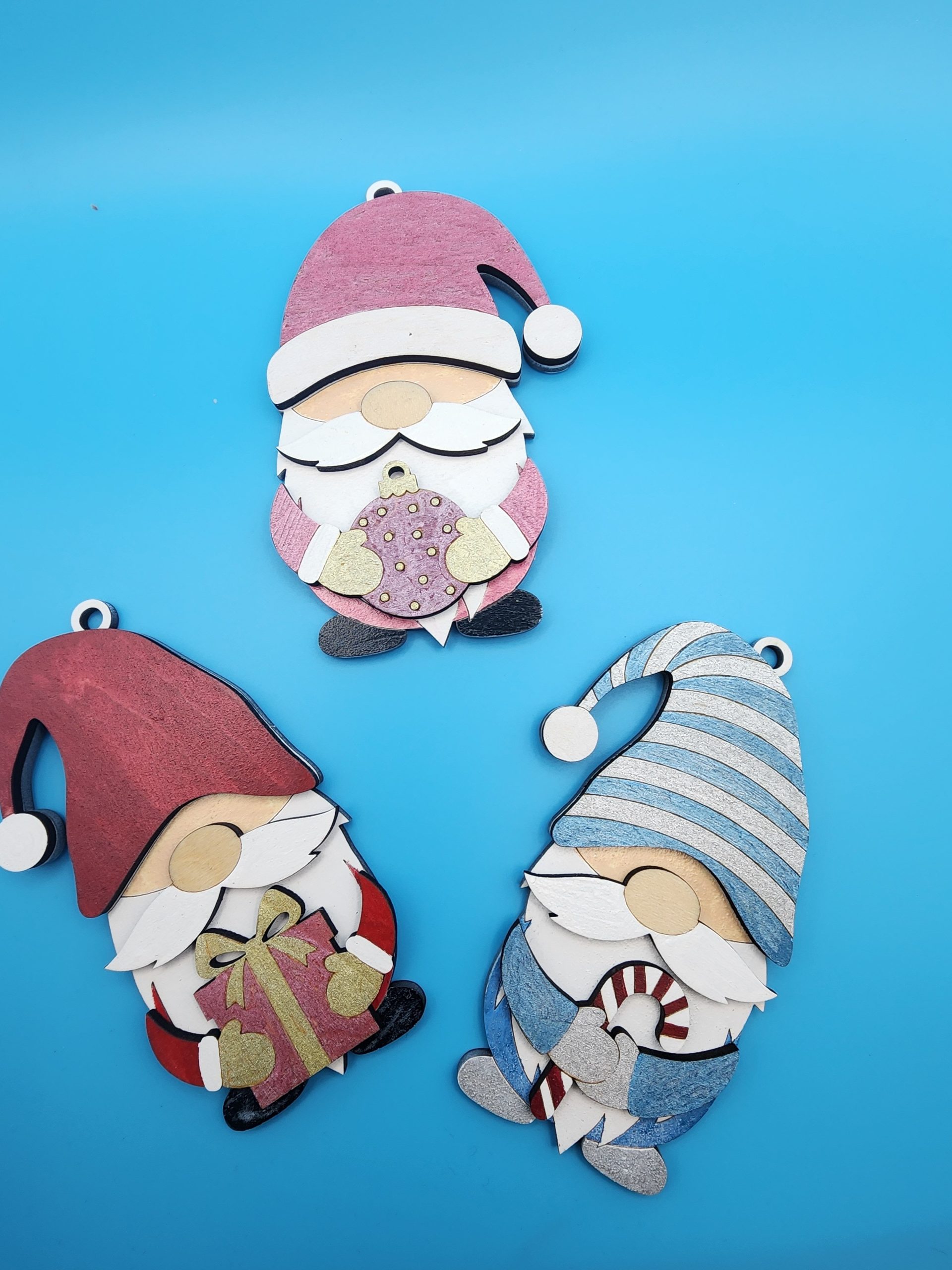 Gnomes de Noël en bois – Découpe laser ; peinture artisanale – Image 2