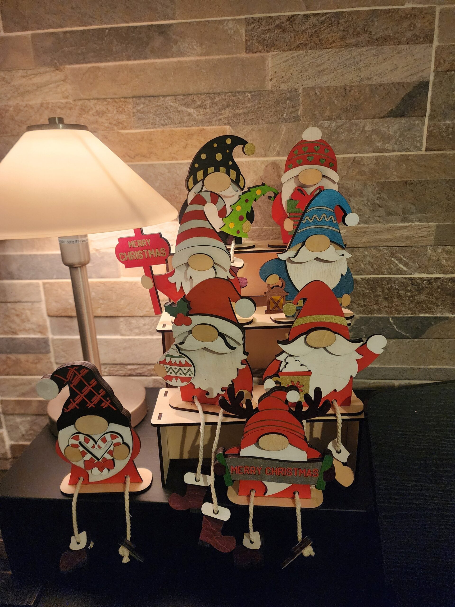 🎅 Père Noël assis en bois – Image 2