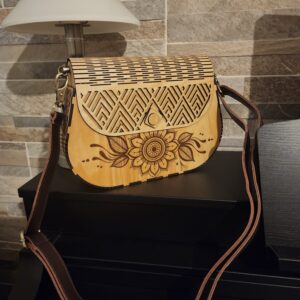 ​Sac à Main Artisanal en Bois Gravé – Motif Mandala & Design Flexible