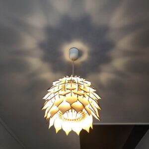 Lustre en Bois "Pomme de Pin" – Ambiance Chaleureuse & Jeux d'Ombres