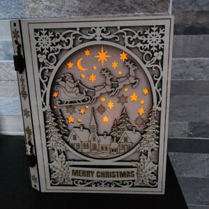 Livre lumineux en bois de Noël avec scène ajourée du Père Noël et LED allumée
